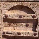 Porte sculptée à Aynat