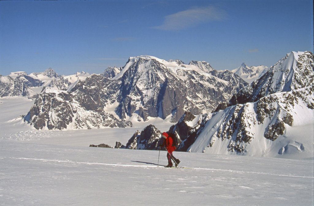 Montée au dôme Boivin. Au fond, le massif du Mont Forel. 20 avril 1997.