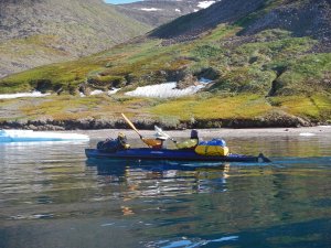 Béatrice et Marc pagayent dans le fjord Robertson entre les camps C4 et C5 - 25 juillet 2017 - Photo JM Daveau