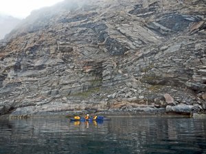 Béatrice et Marc sous les falaises du Hvalsund entre les camps C12 et C13 - 8 août 2017 - Photo JM Daveau