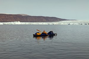 Béatrice navigue dans le fjord d'Inglefield - Au fond, le glacier Heilprin - 18 août 2017