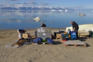 Déballage des caisses et montage des kayaks sur la plage de Qaanaaq - 20 juillet 2017