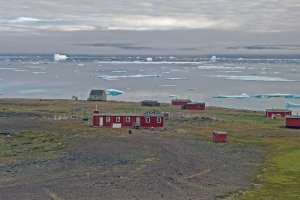  Détroit de Murchison et village abandonné de Qeqertarssuaq dont on voit le cimetière, l'église et l'école - 5 août 2017 