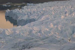 Le front du glacier Hubbard sous le soleil de minuit - 21 août 2017