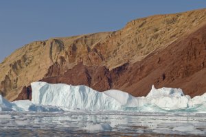 Les grandes falaises ocres de la rive nord du fjord d'Inglefield - 22 août 2017