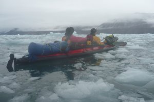 Philippe et Jean-Marc dans la brume et le brash sur le fjord Bowdoin - 24 août 2017