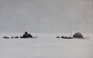 Un cairn fait de blocs de neige dressé sur la Barrière de Ross pour servir de repère au retour du Pôle.