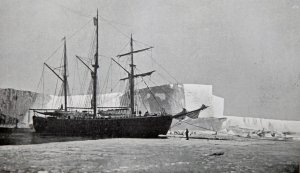 Le Fram amarré à la l'entrée de la baie des Baleines. Au fond, la Grande Barrière de Ross - Février 1911.